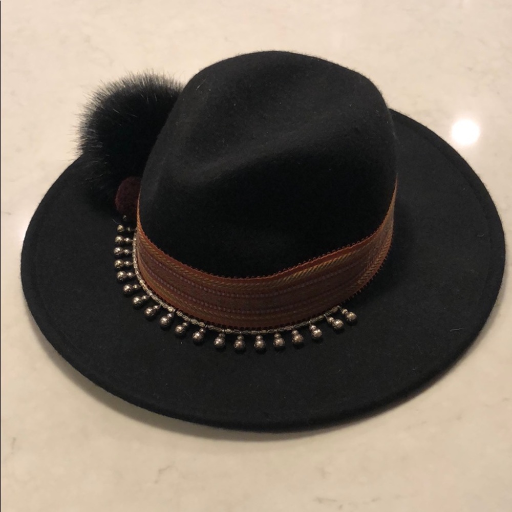Stiff brim hat with fur detail